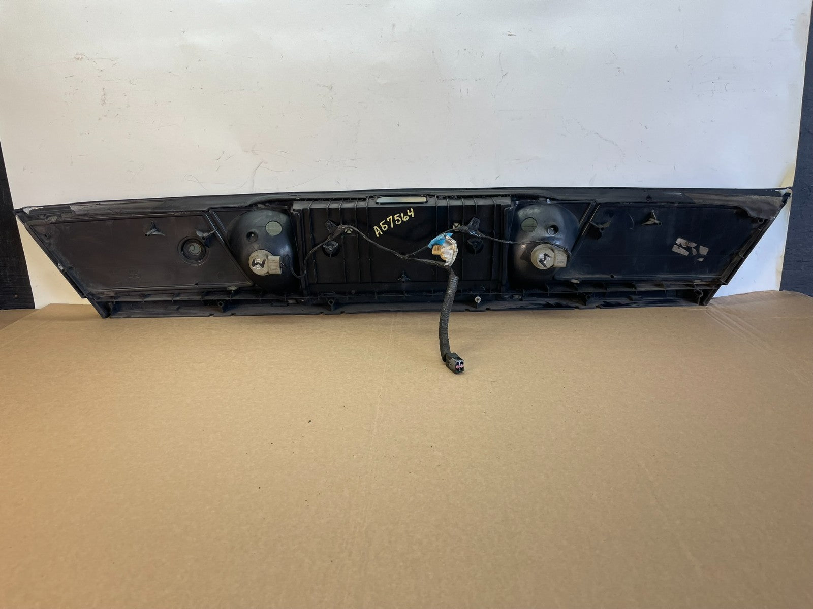 1998 - 2011 Ford Crown Victoria Trunk Rear Garnish License Plate Panel ag7564 DG3