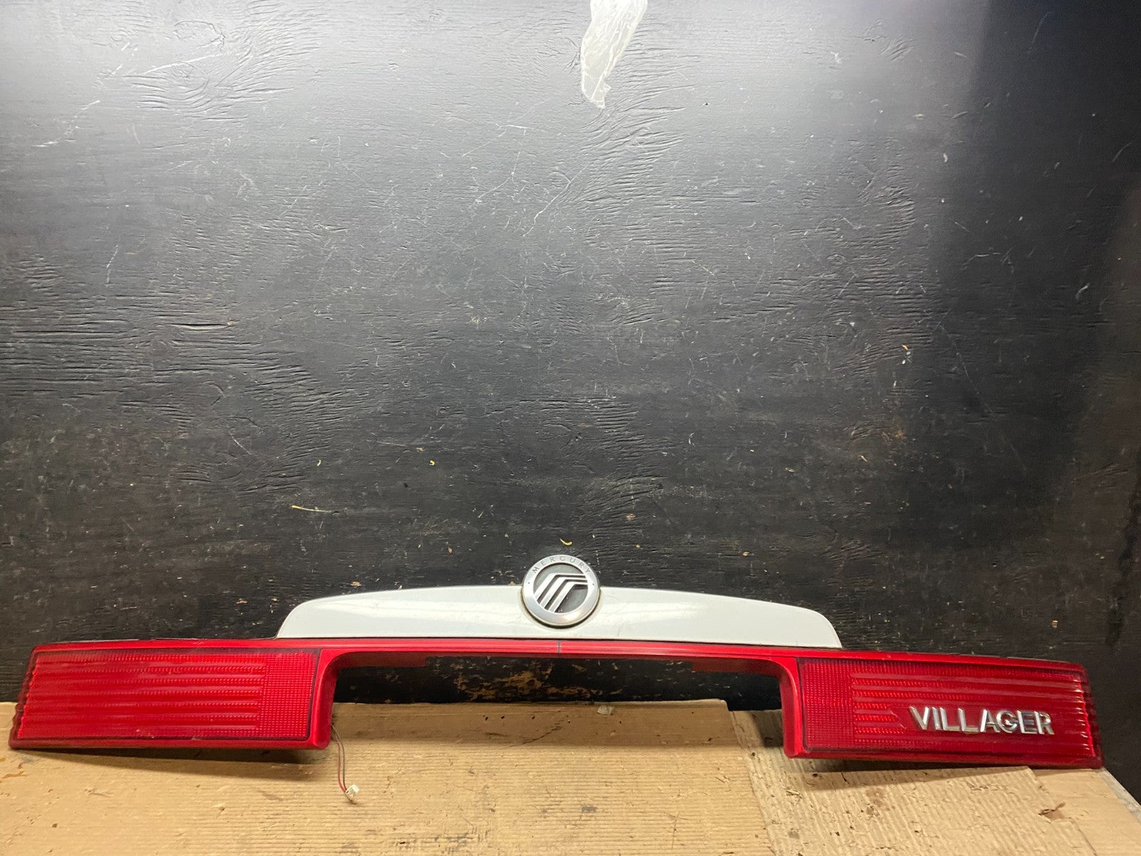 1999 to 2002 Mercury Villager Trunk Lid Center Tail Light  V9566 DG0