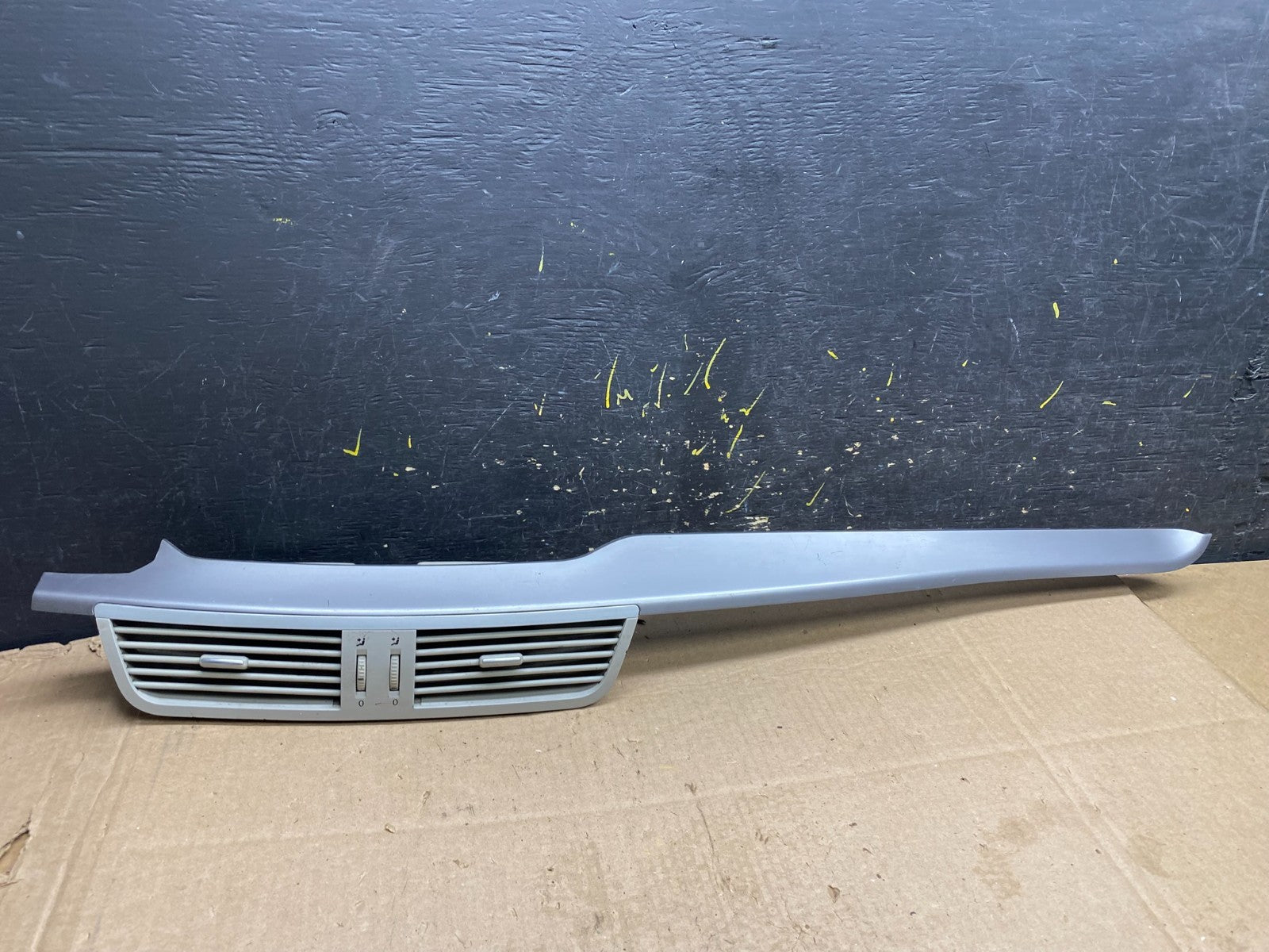 2009 to 2014 Volkswagen Routan Dash Center Trim Bezel Panel Vents z0174 DG0