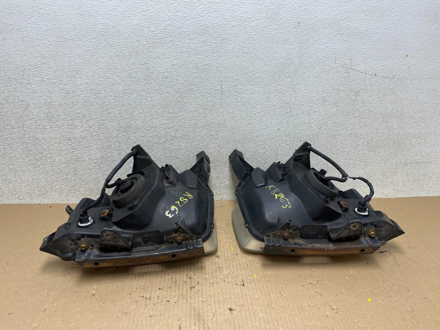2003 to 2006 Honda Element Left+Right Side Headlights R8263 DW6