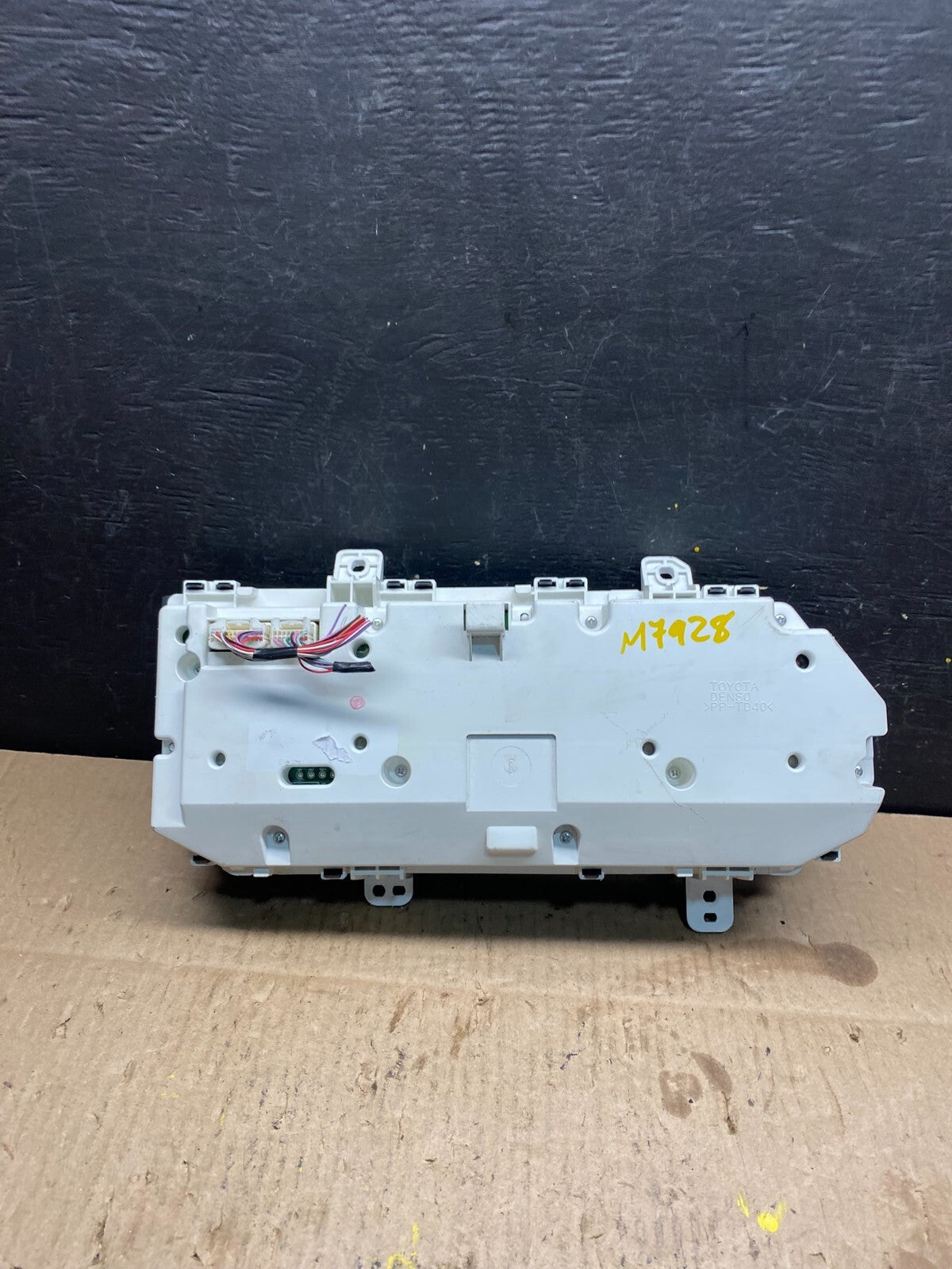 2005 to 2010 Toyota Avalon Cluster Speedometer M7928 PS4