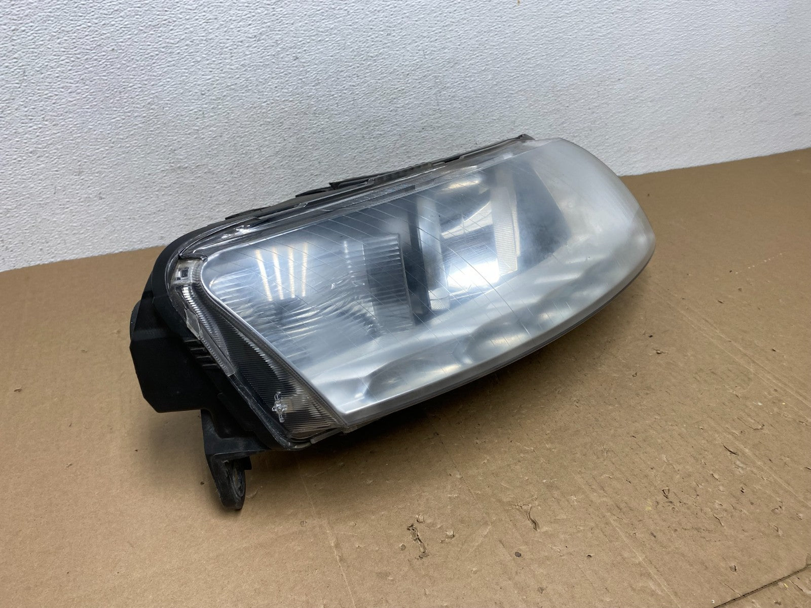 2009-2011 Audi A6 Right Passenger RH Side Headlight Xenon HID AC5768 DW2