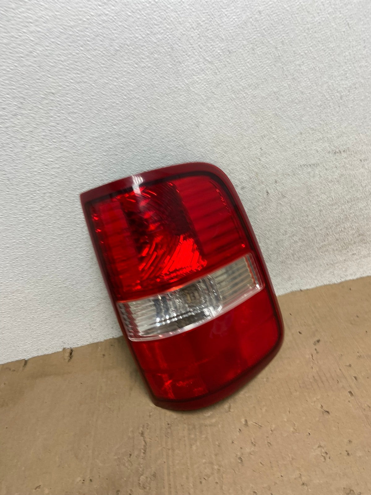 2004 to 2008 Ford F150 F-150 Right Passenger RH Side Tail Light AE9207 LK2