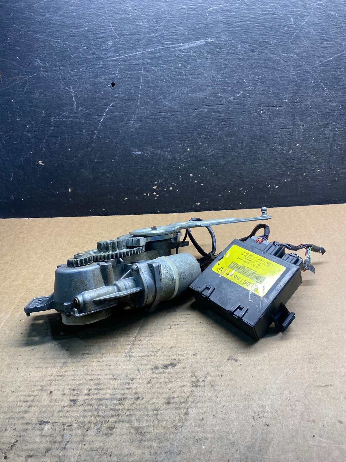 2008-2017 GMC Acadia Enclave Tailgate Back Door Rear Wiper Motor Wiper AA1731 DG6