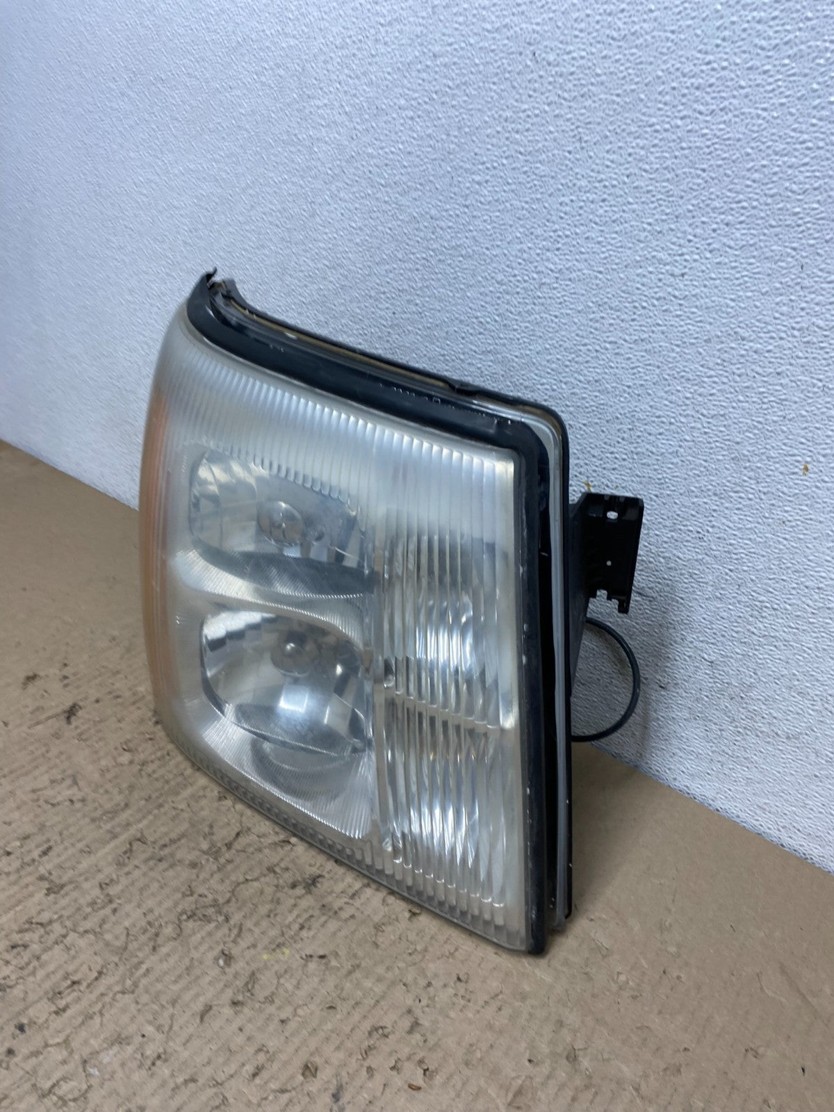 2002-2006 Cadillac Escalade Right Passenger Side Xenon HID Headlight AF72061