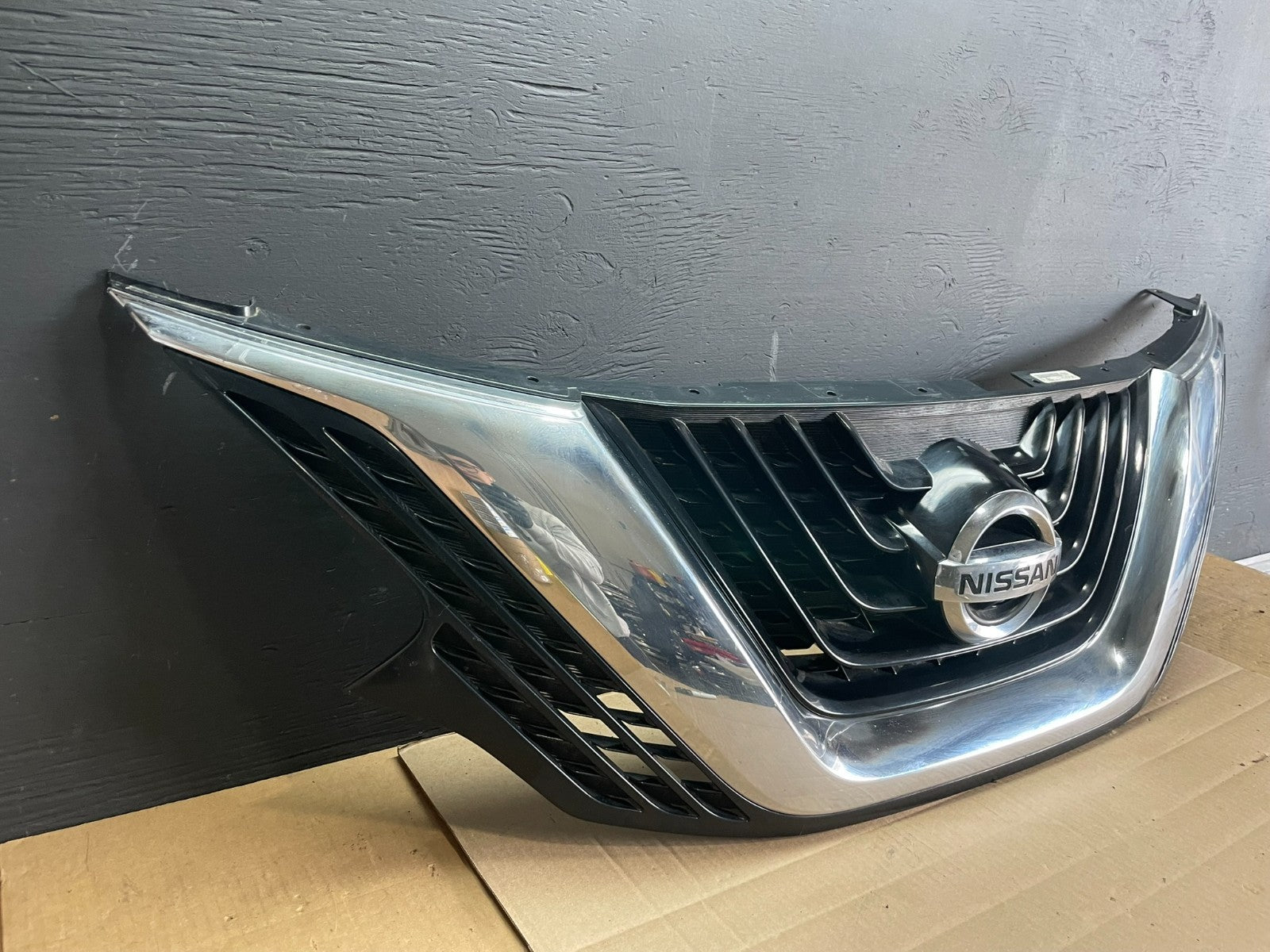 2015 to 2018 Nissan Murano Front Upper Front Camera Grill Grille OEM AB7597 DG2