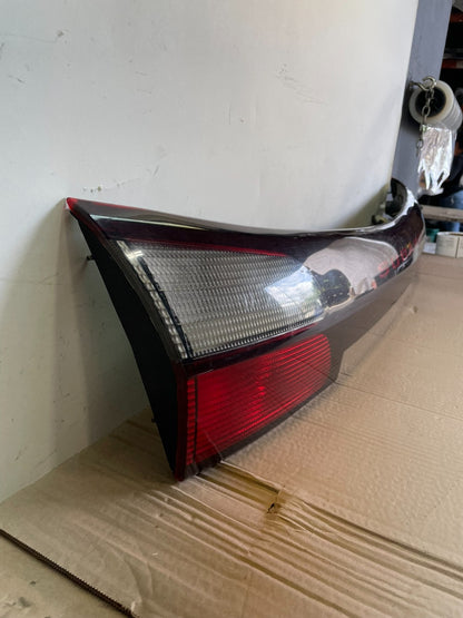2002 - 2004 Subaru Outback Trunk Hatch Lid Tail Light Panel Center AH6469 DG2