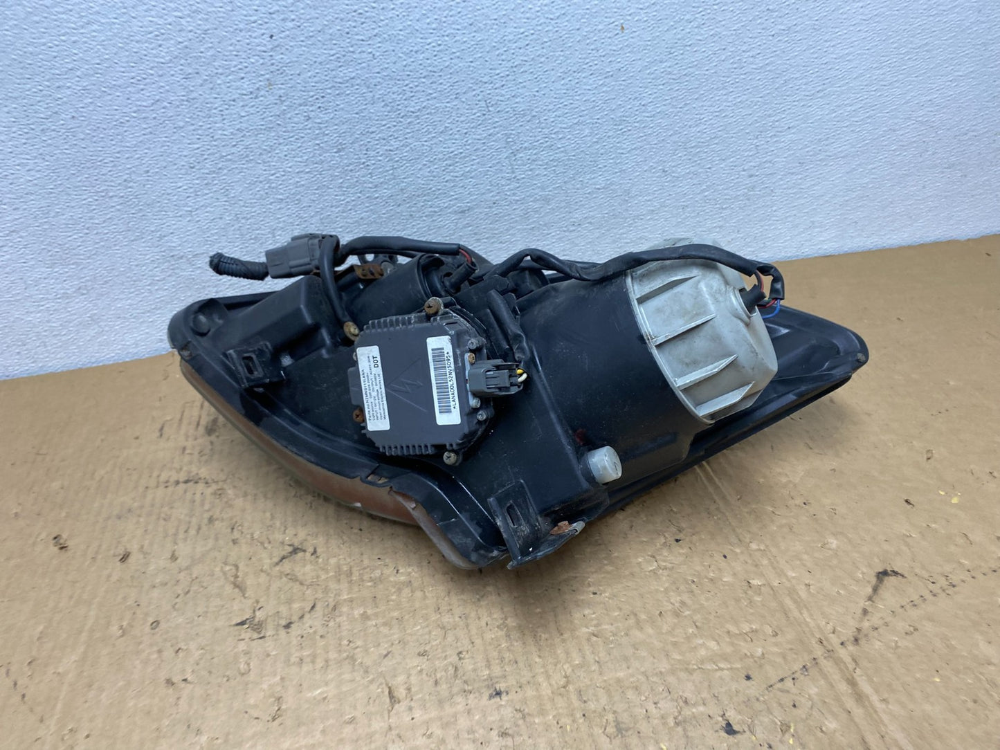 2004 2005 2006 Nissan Maxima Right Passenger Side Headlight Xenon HID AC8261 DW7