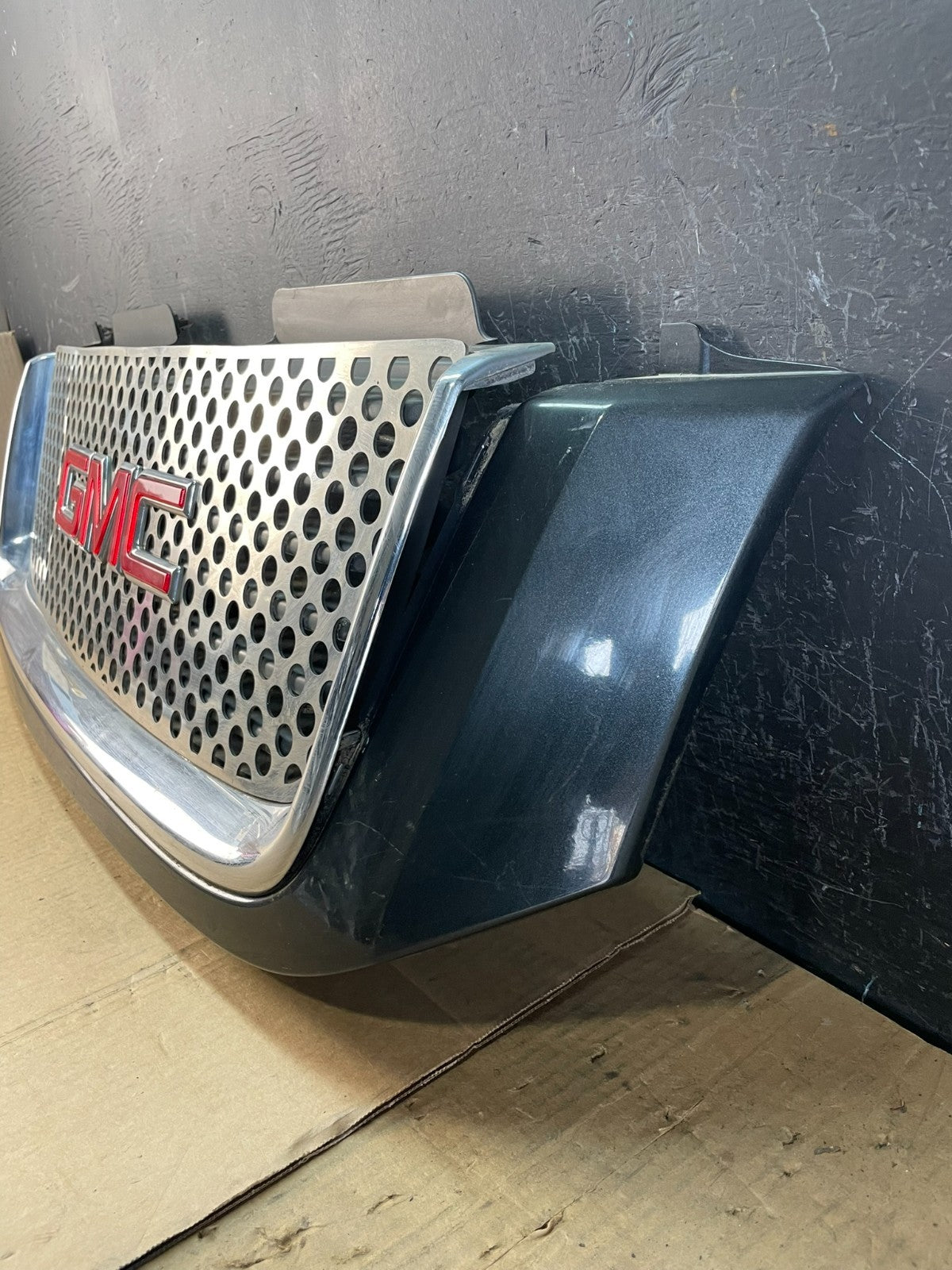 2005 to 2009 Gmc Envoy Denali Front Upper Grill Grille AC5140 DG2