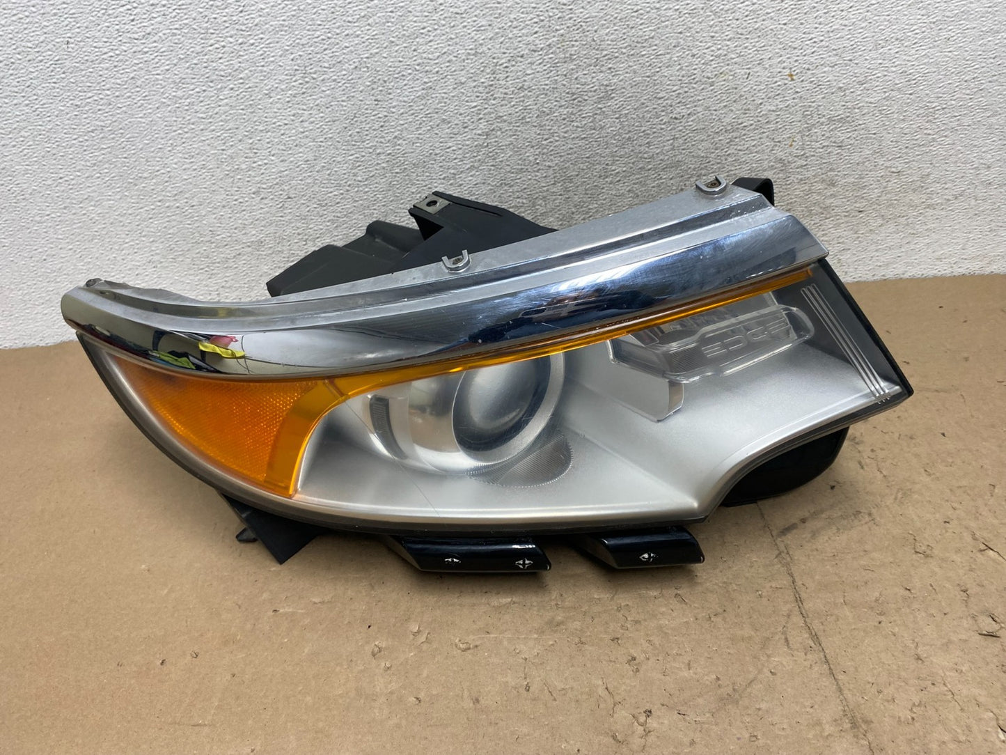 2011 to 2014 Ford Edge Front Right Passenger Headlight Halogen AG5610 DW0