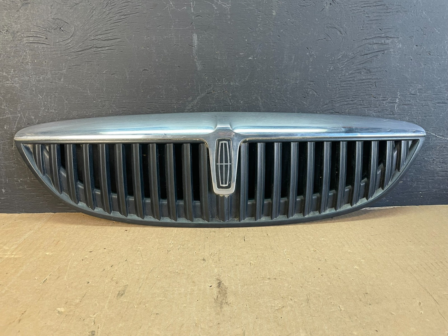 2000 to 2002 Lincoln LS Front Hood Bumper Grill Grille W/Emblem ad5764 DG0
