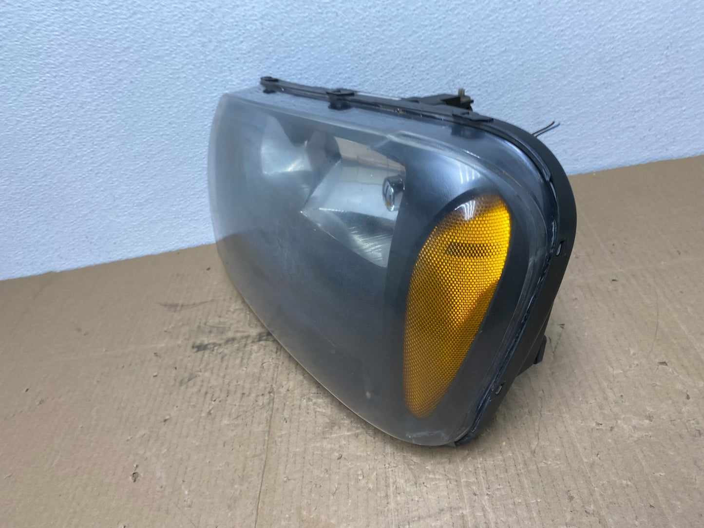 2006 2009 Chevrolet Trailblazer Left LH Headlight Flush Half Grille Bar AB83661