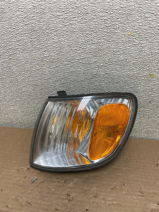 2001 to 2003 Toyota Sienna Turn Signal Left Driver LH Lamp AB1444 DW0