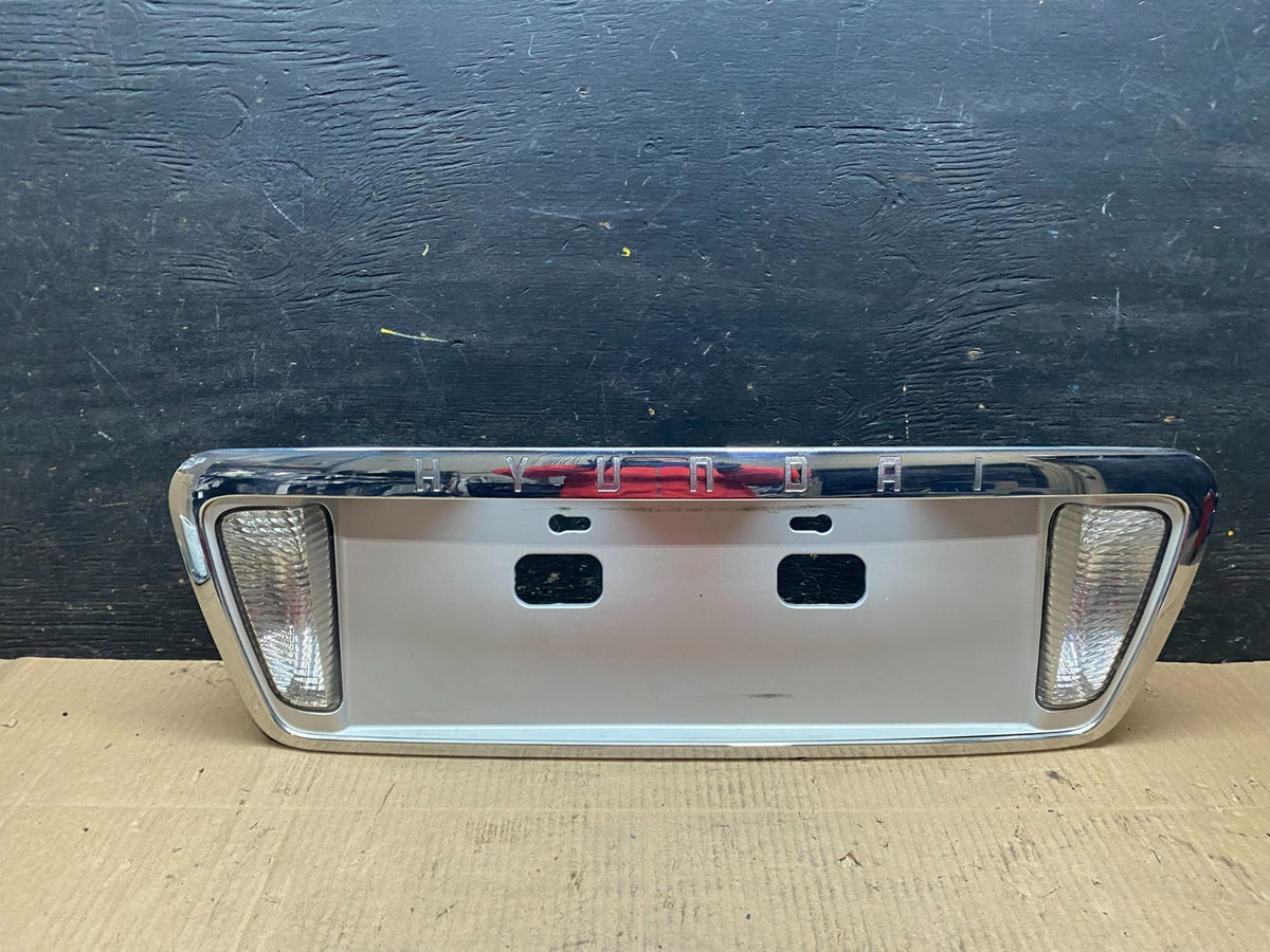 2003 - 2005 Hyundai XG Trunk Lid Trim License Panel W Reverse Light u6384 DG0