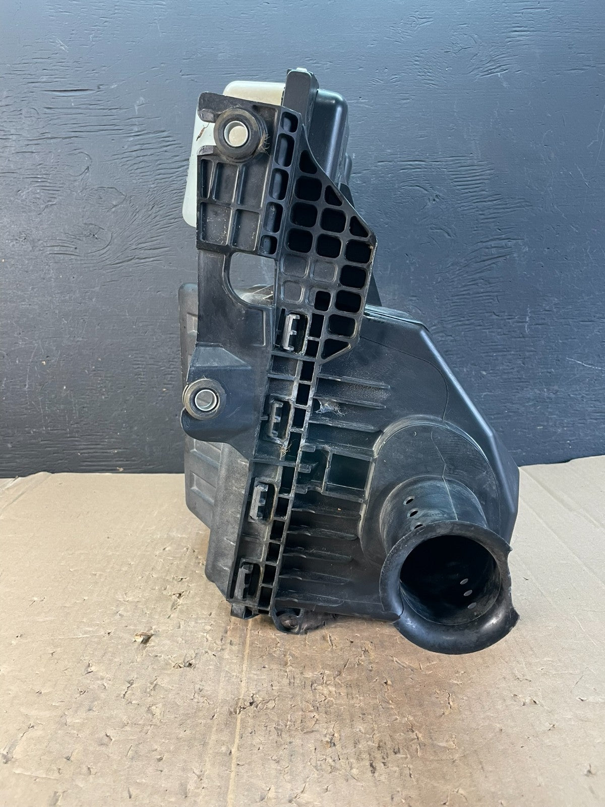 2009 to 2010 Ford Expedition Air Intake Cleaner Box Coolant Bottle AD8270 DG2