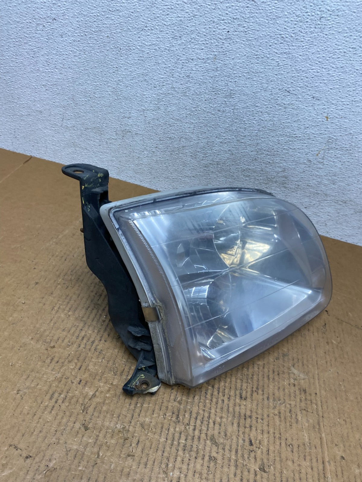 2001 to 2004 Toyota Sequoia Right Passenger RH Side Headlight Halogen AE1185 DW2