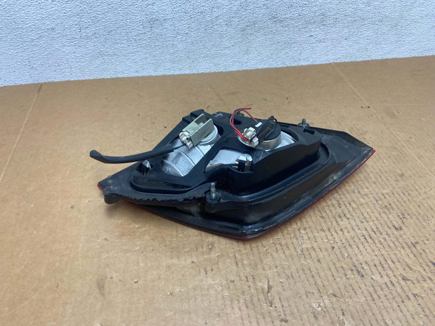 2002-2004 Infiniti i35 Inner Right Passenger Rh Side Tail Light AE0433 LK2