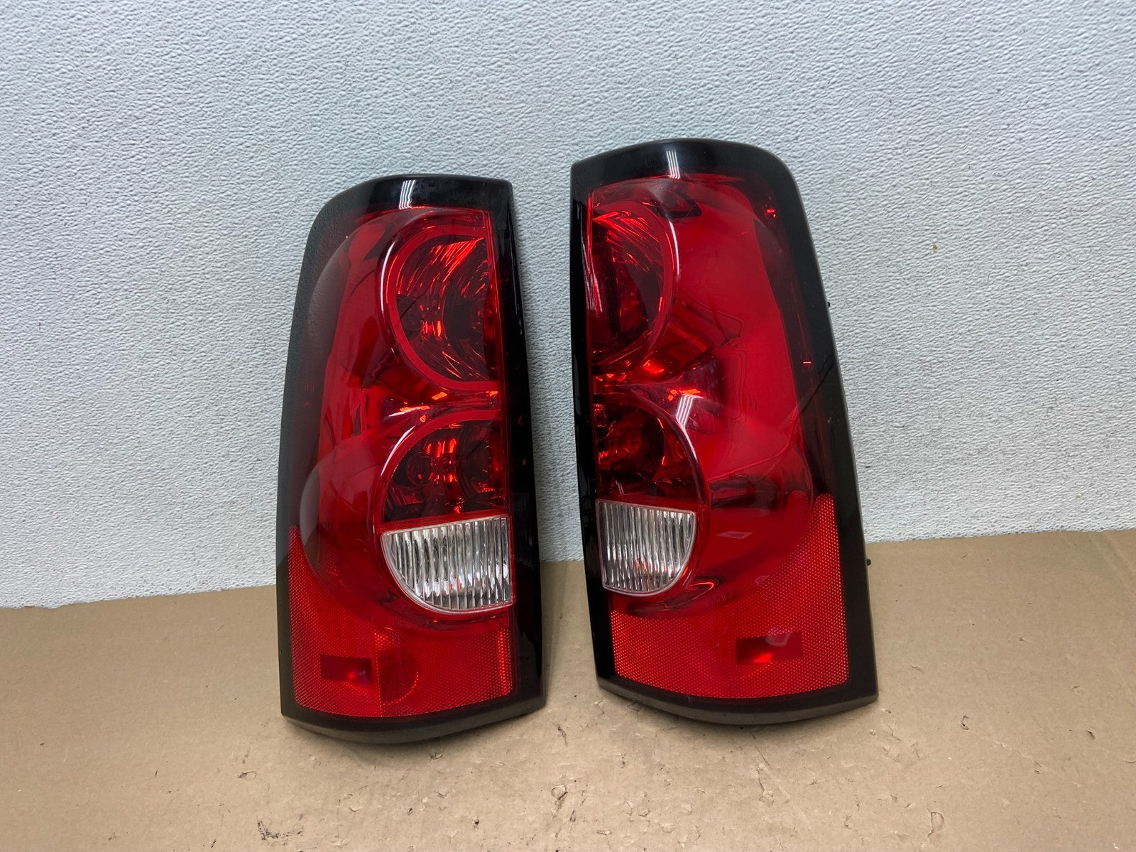 2003-2006 Chevrolet Silverado Left + Right Side Tail lights AG4279 LK0