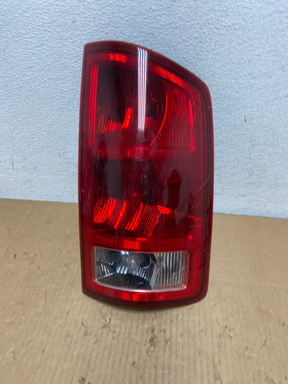 2002 to 2006 Dodge Ram 1500 Right passenger Rh side Tail Light AD0969 LK0