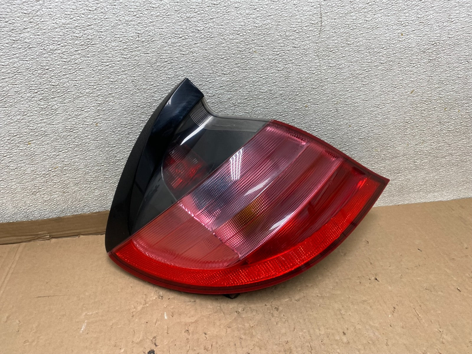 2002 to 2004 Mercedes C-Class Coupe Left Driver LH Side Tail Light U8604 DW0