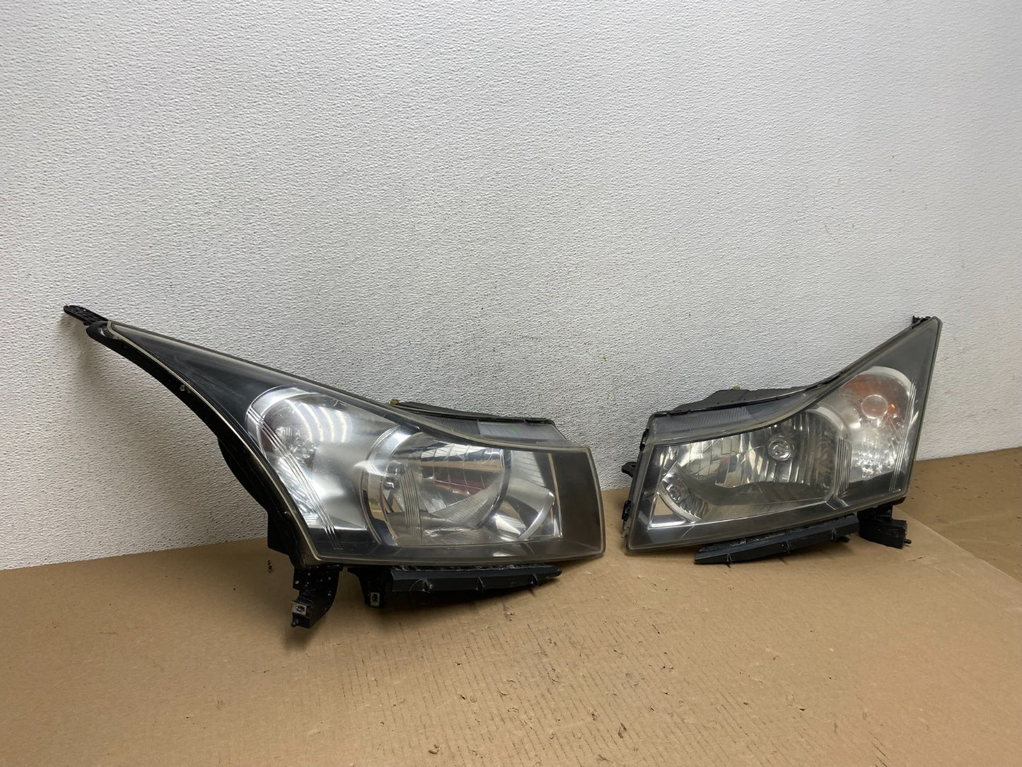 2011 to 2015 Chevrolet Cruze Halogen Left+Right Set Headlights AE7282 DW2