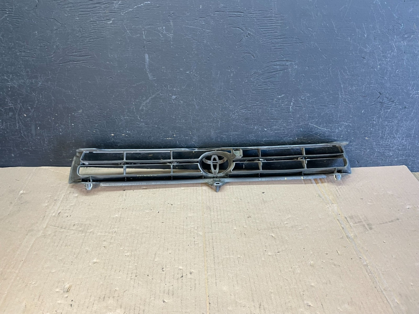 1992 1993 1994 Toyota Camry Front Upper Grill Grille AD8473 DG4