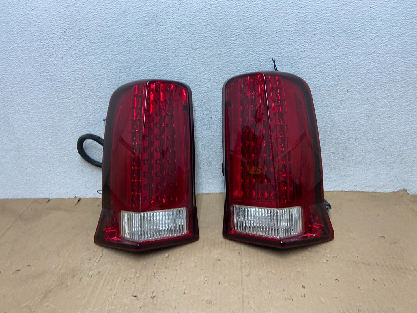 2002 to 2006 Cadillac Escalade Left+Right Set LED Tail Lights AE9194 DG0