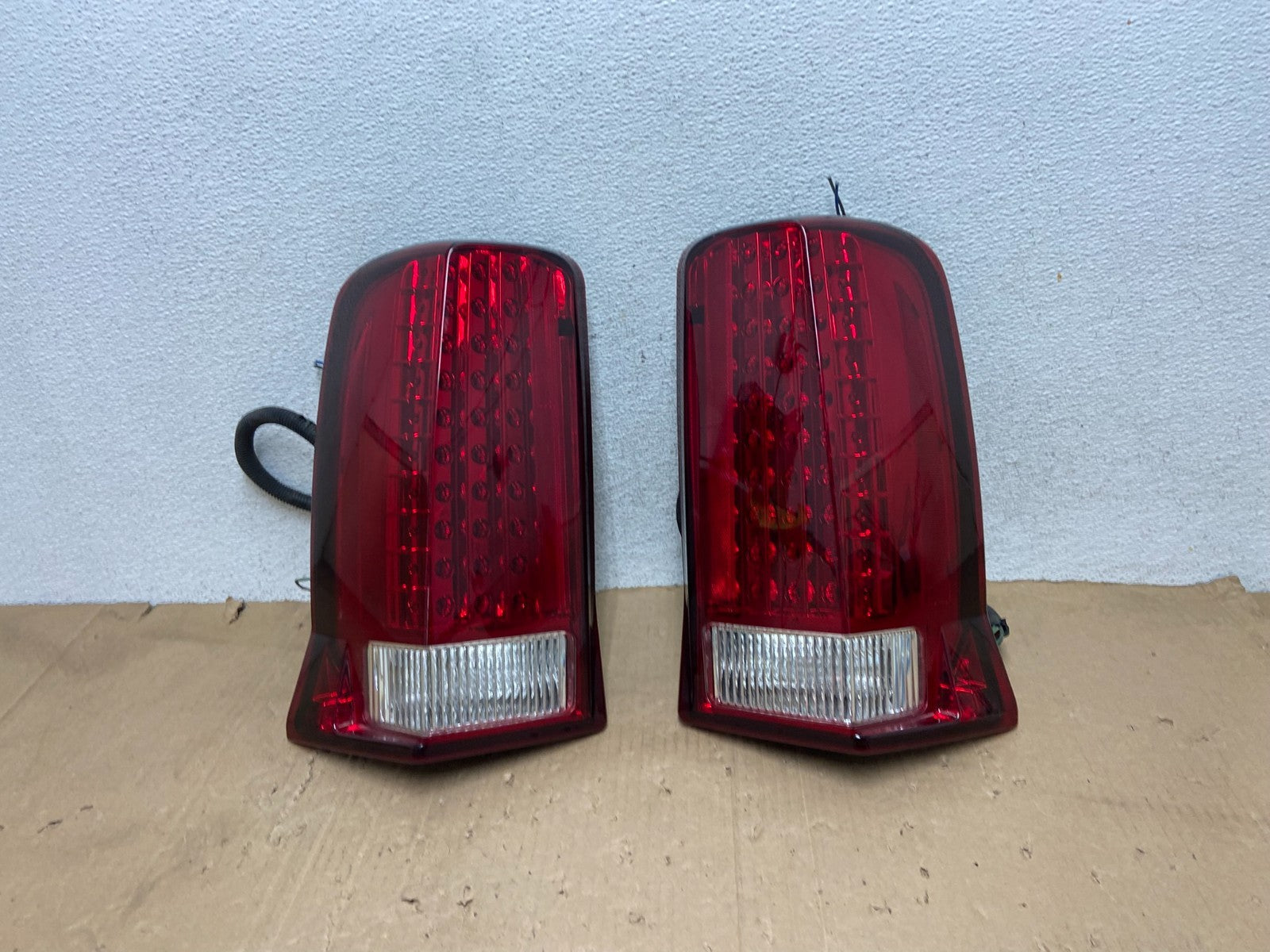 2002 to 2006 Cadillac Escalade Left+Right Set LED Tail Lights AE9194 DG0