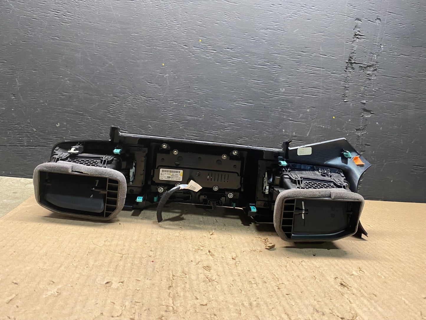 2020 to 2023 Ford Explorer Console Radio Display Screen Air Vents F8957 DG14