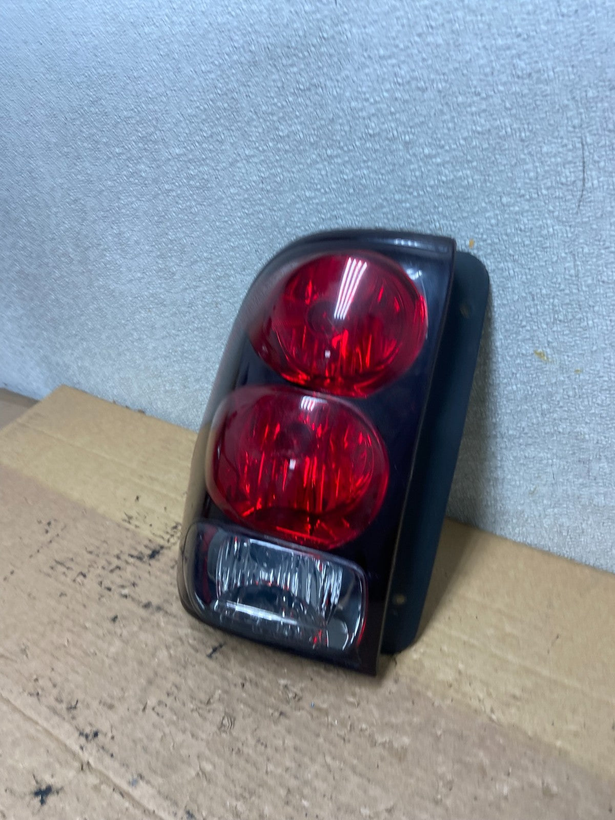 2002 to 2009 Chevrolet Trailblazer Left Driver LH Side Tail Light AB3355 LK1