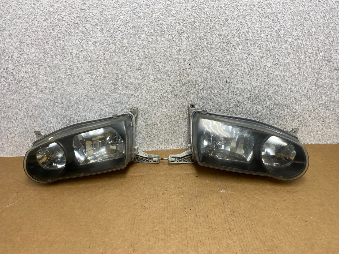 2001-2002 Toyota Corolla Left+Right Side Halogen Headlights AD4483 DW0