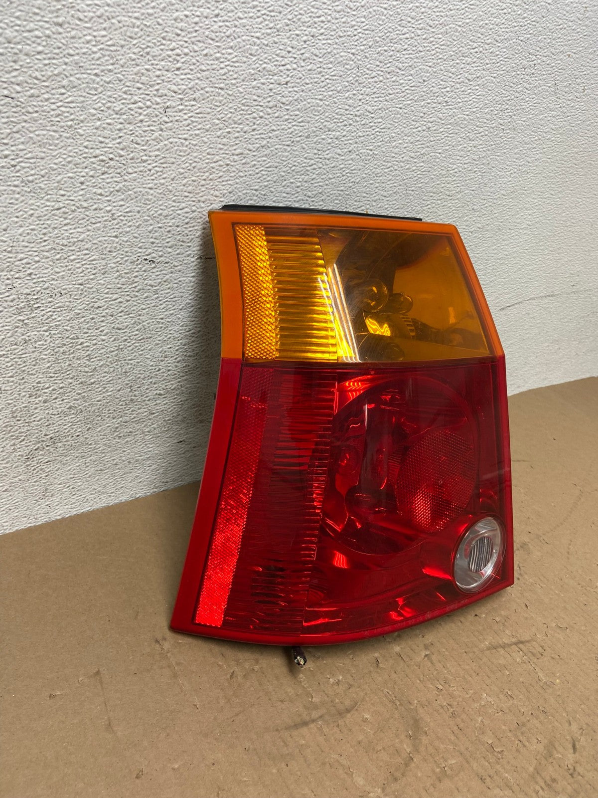 2004 2005 2006 Chrysler Pacifica Left Driver LH Tail Light AD7781 LK2