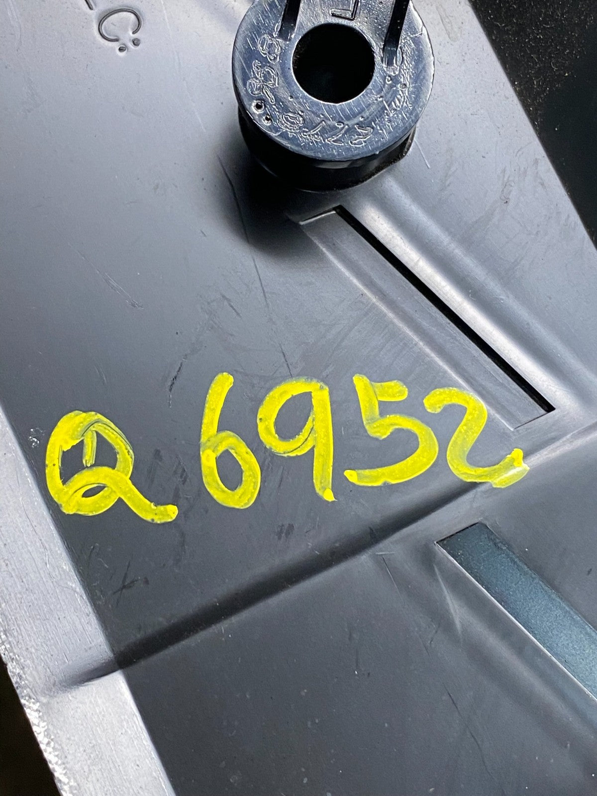 2007 - 2012 GMC Acadia Center Console Air Vent Grille OEM Q6952 DG7