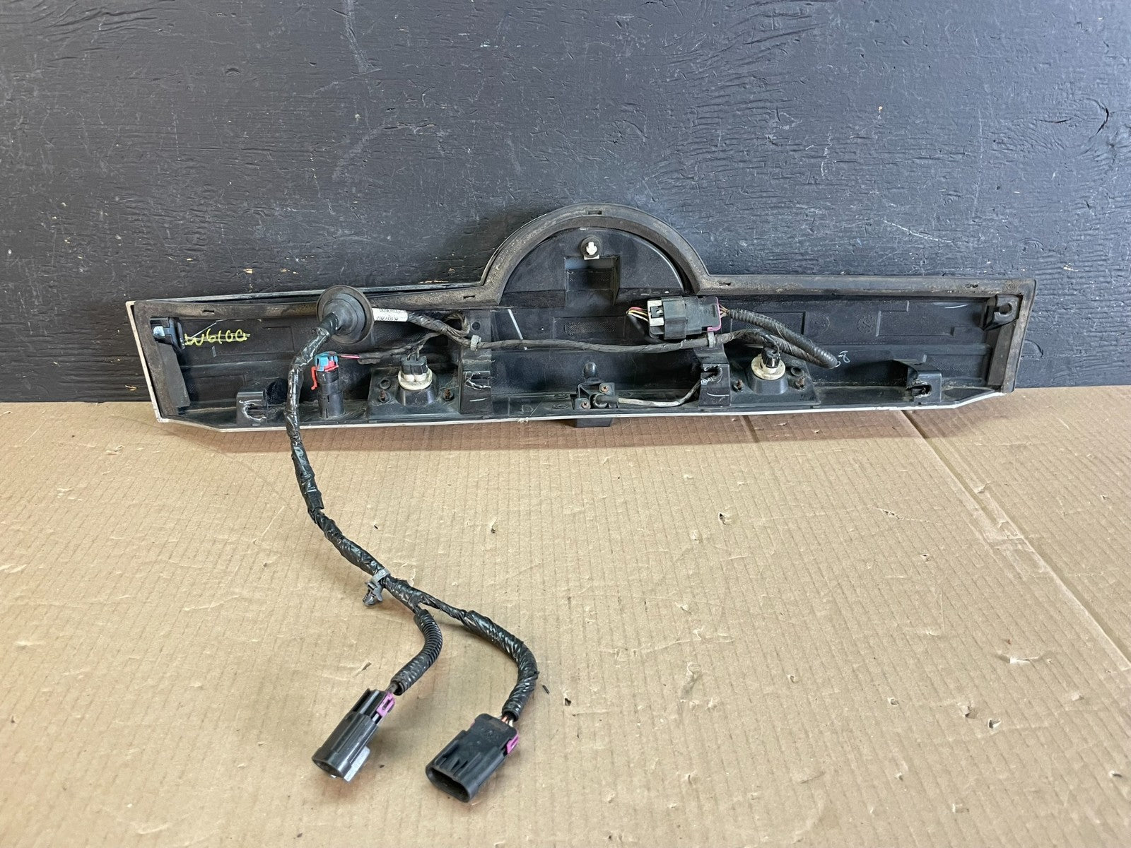 2007 to 2014 Cadillac Escalade Rear Liftgate Trim Molding W/Camera ae3668 DG3