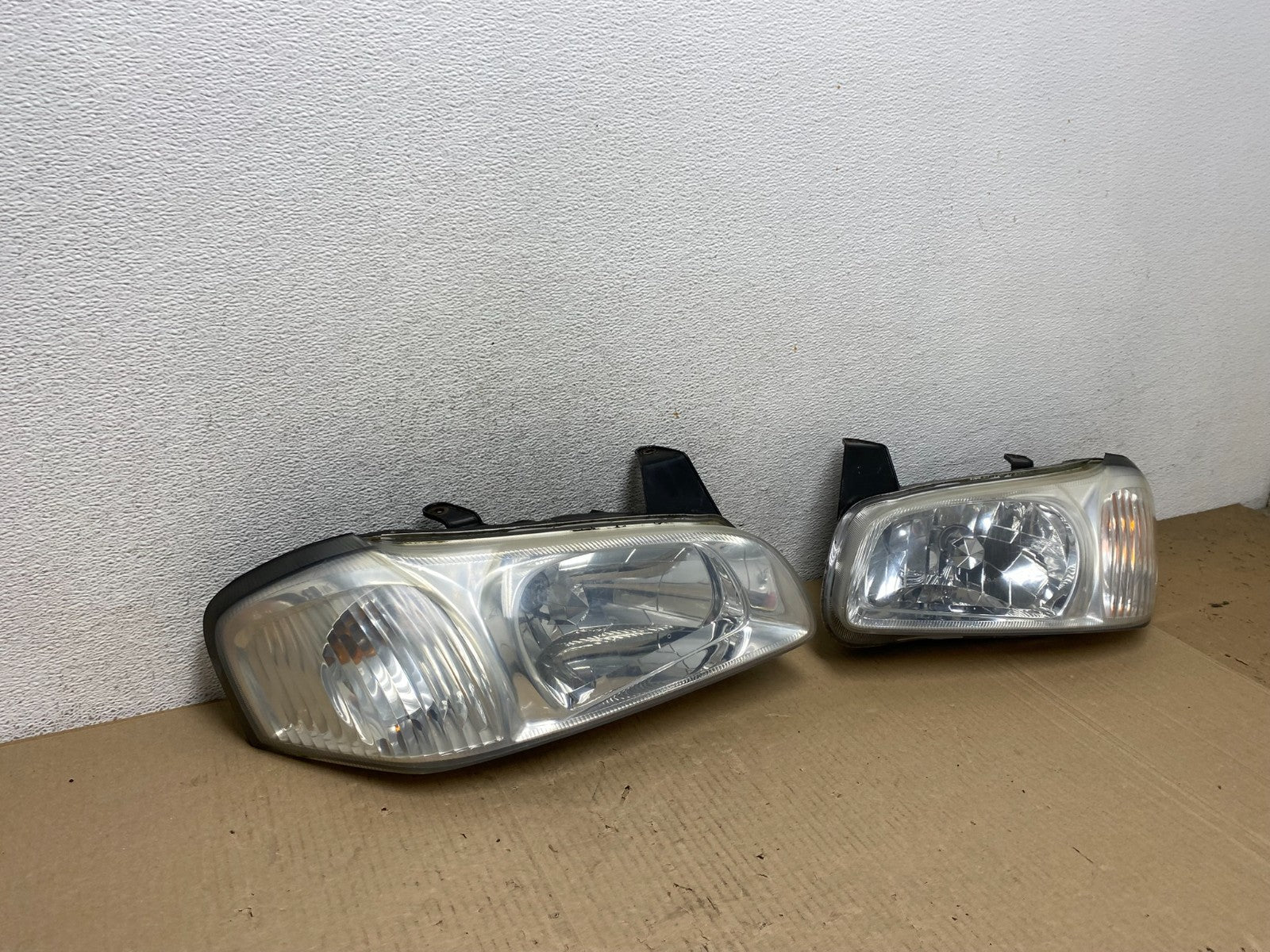 2000 to 2001 Nissan Maxima Left + Right Set Halogen Headlights AF5852 DW2