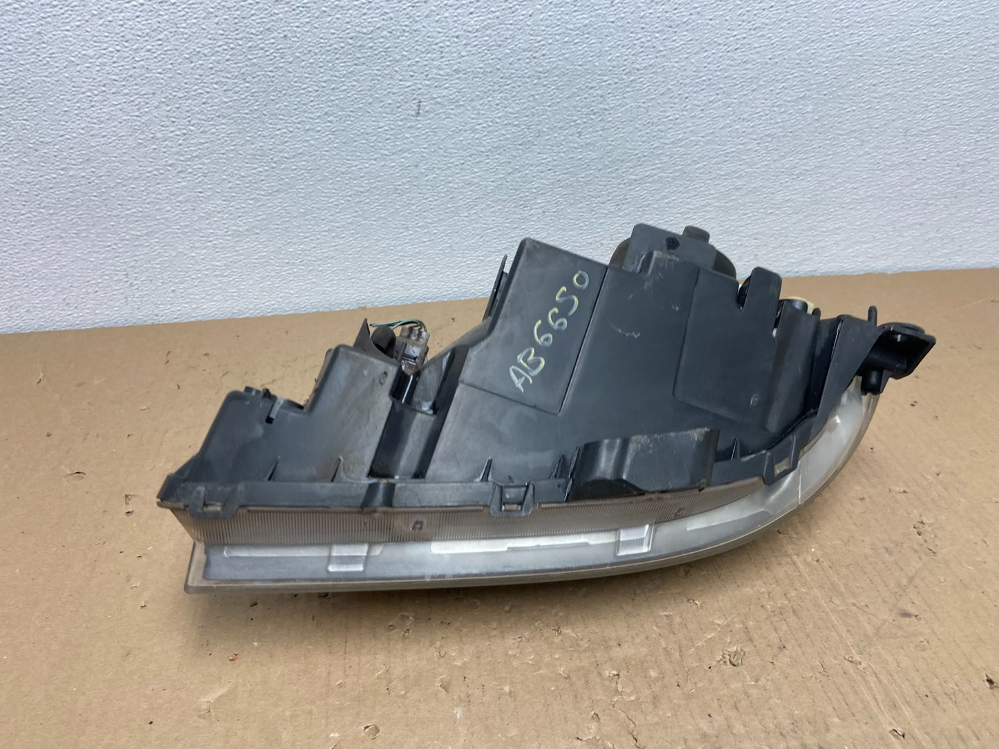 2001 to 2003 Mazda Protege Right Passenger RH Side Headlight OEM AB6650 DW7