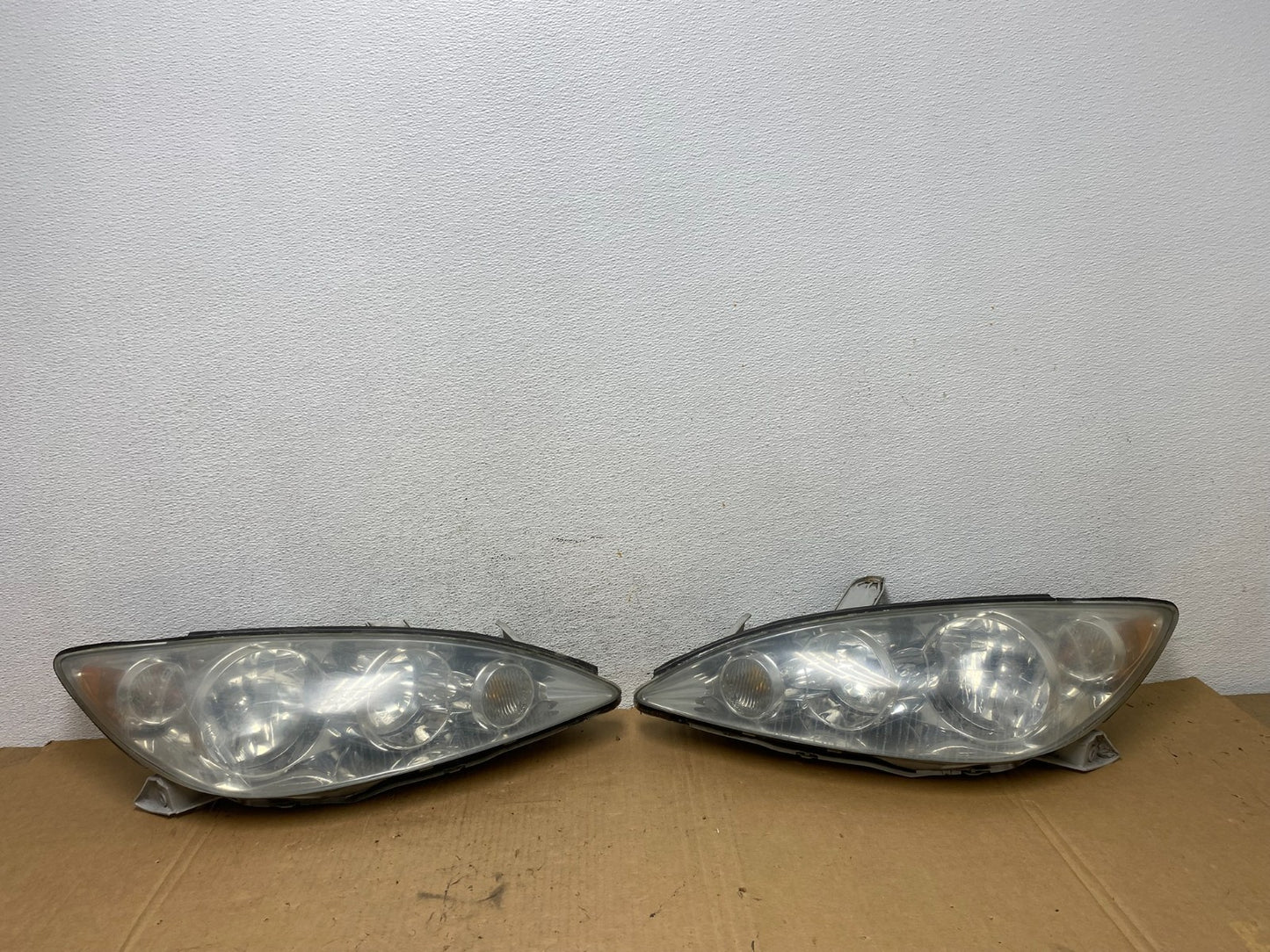 2005 to 2006 Toyota Camry Left+Right Side Set Halogen Headlights AD2812 DW0