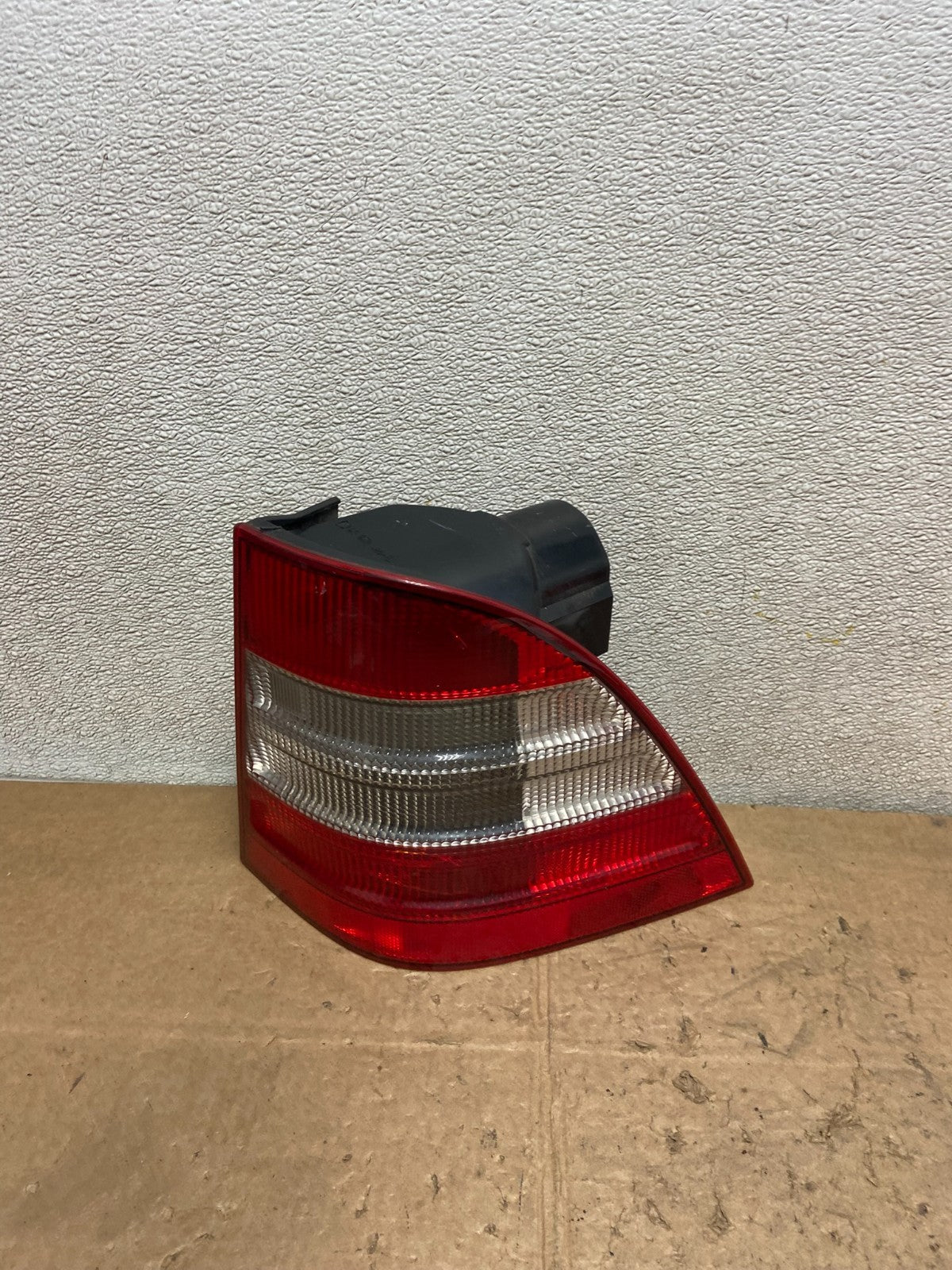 1998 to 2001 Mercedes ML320 ML-Class Right Passenger Rh Tail Light OEM Y7119 DW0