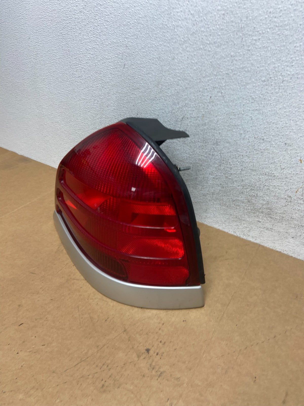 1998-2003 Ford Crown Victoria Right Passenger Rh Side Tail Light AE2967 DG1