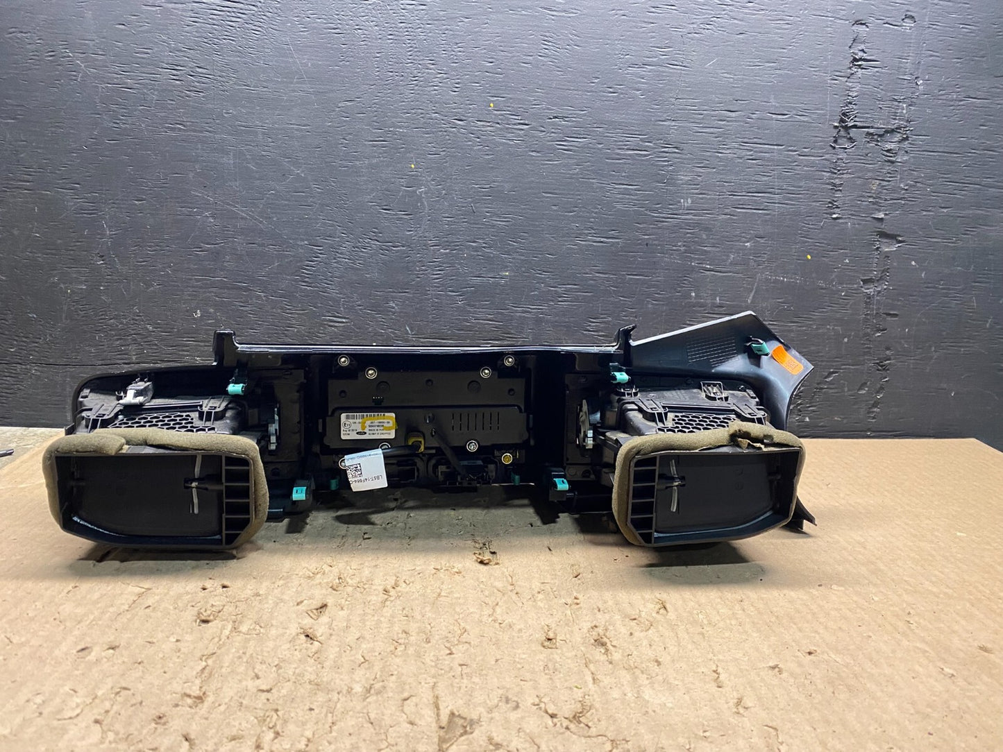2020 to 2023 Ford Explorer Console Radio Display Screen Air Vents F9071 DG14
