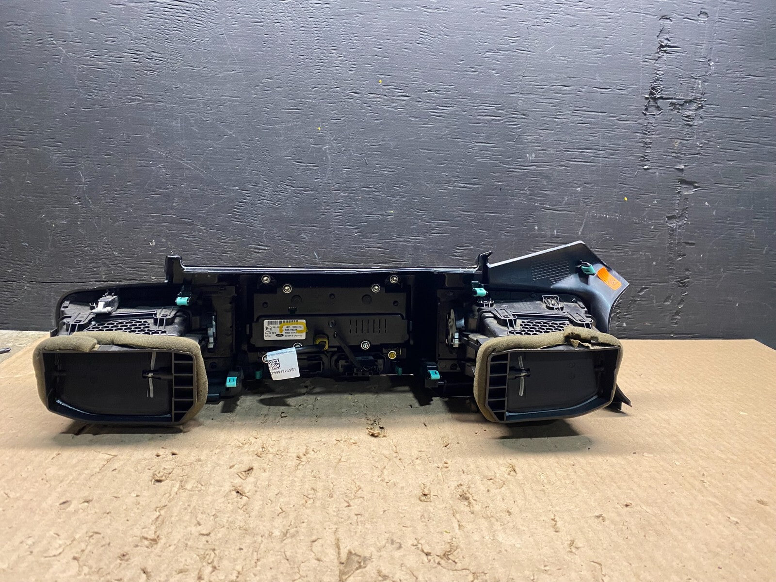 2020 to 2023 Ford Explorer Console Radio Display Screen Air Vents F9071 DG14