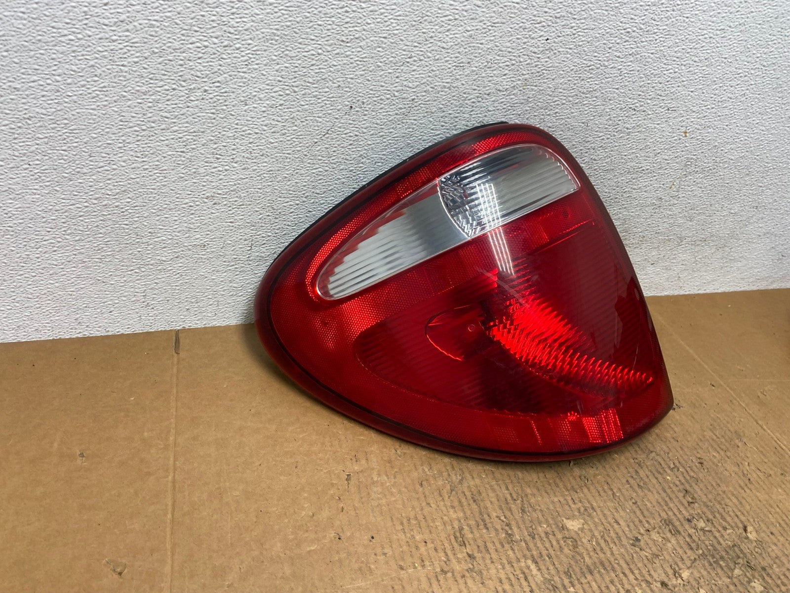 2004 to 2007 Dodge Grand Caravan Left Driver Lh Tail Light AE2619 LK2