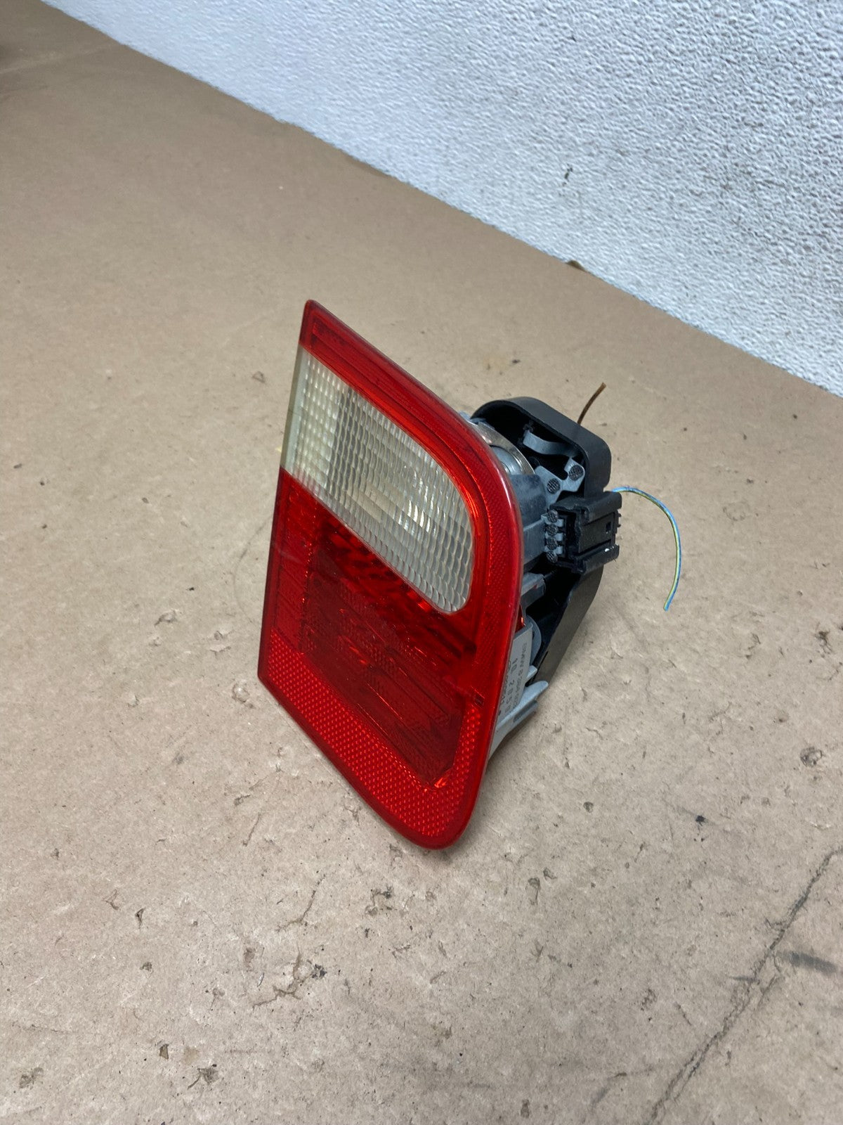 1998 - 2001 BMW 3 325i E46 Series Left Driver LH Side Inner Tail Light AG5598 DG1