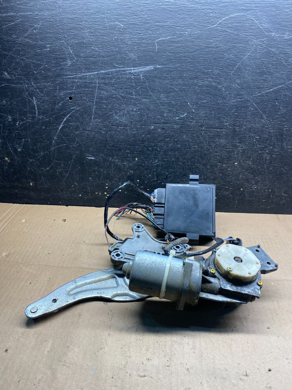 2007 2008 Acadia Enclave Escalade Suburban Liftgate Door Module Motor U1795 DG3