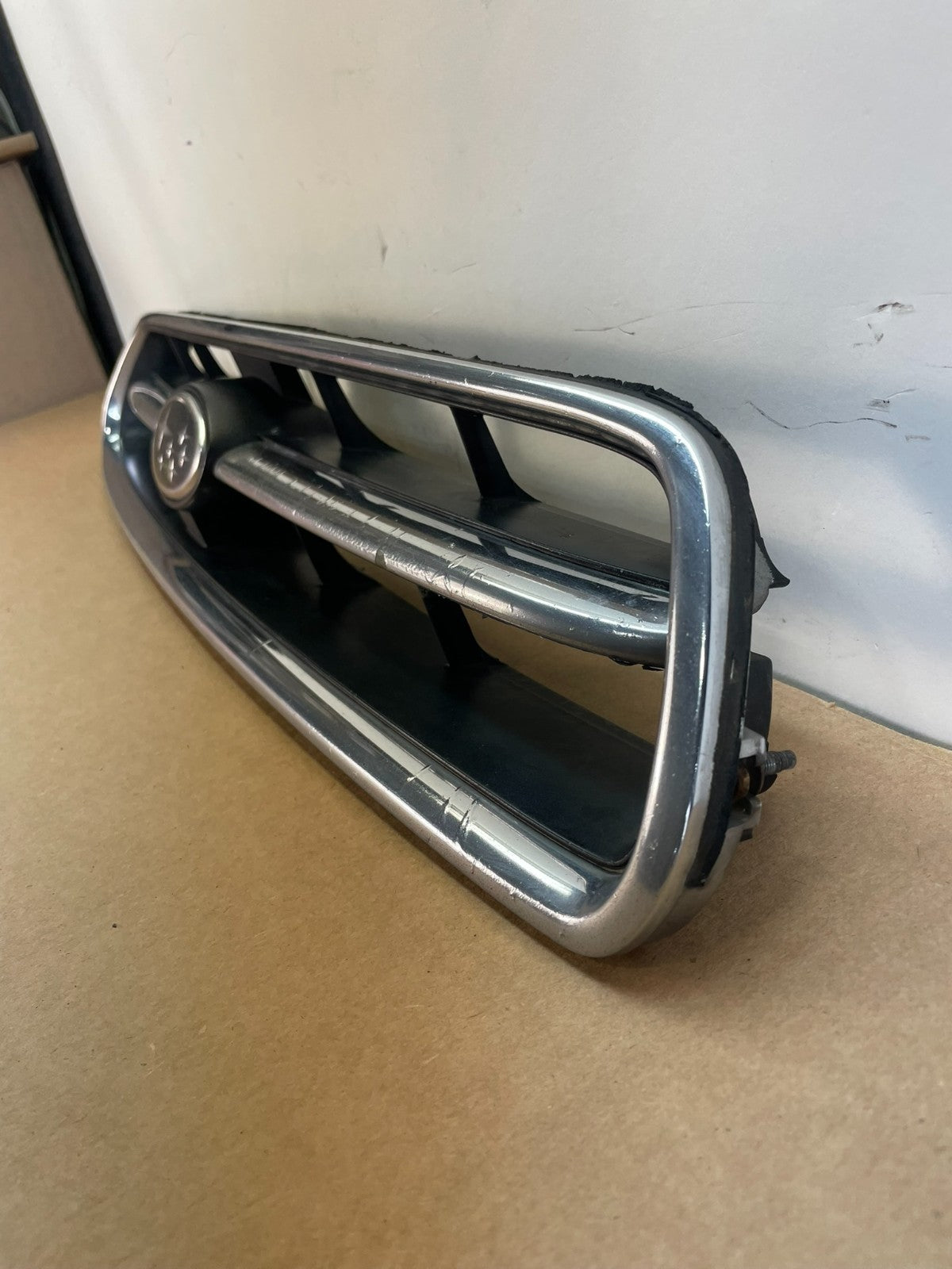 2000 to 2002 Subaru Outback Legacy Center Grille 91121AE010 AF85361