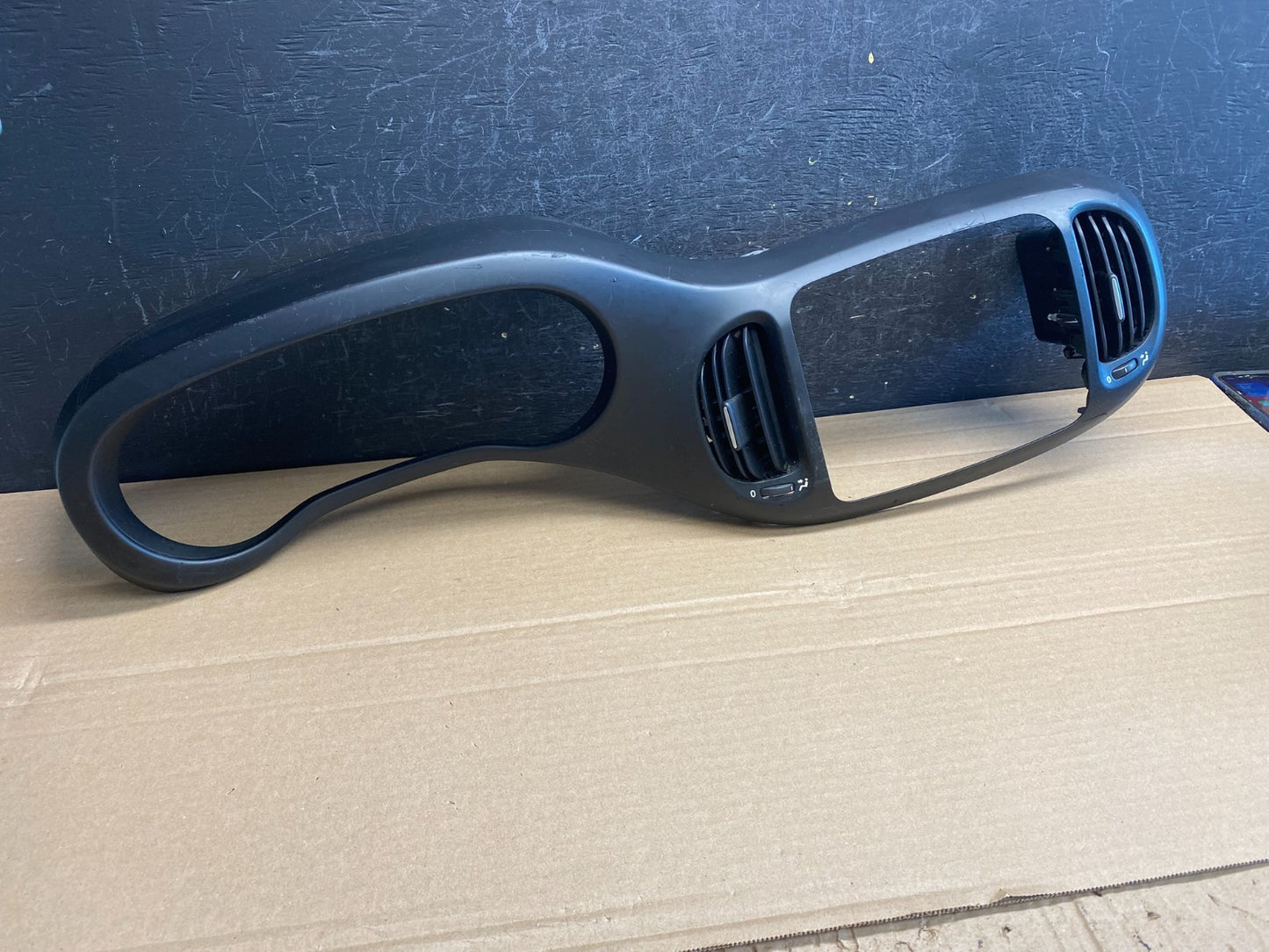 2014 - 2017 Fiat 500L Dash Instrument Cluster Speedometer Radio Bezel af6552 DG0