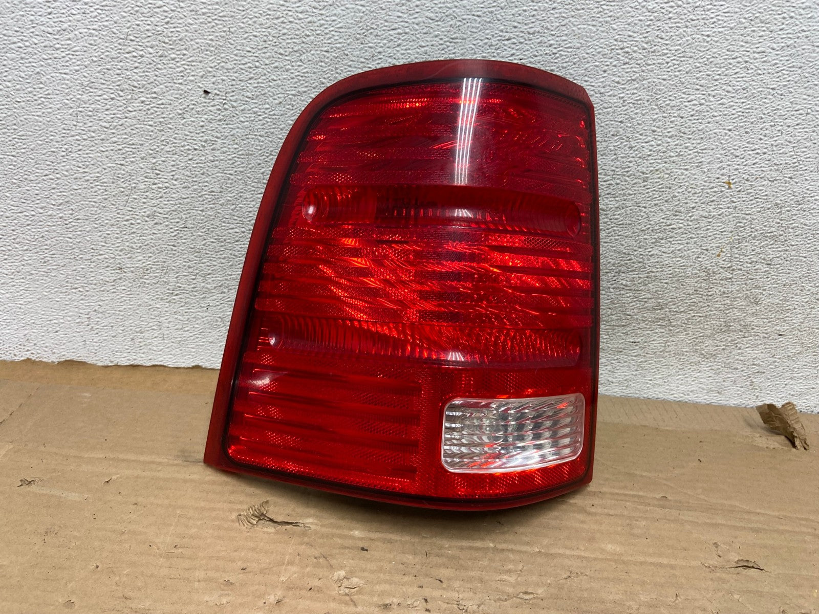 2002 to 2005 Ford Explorer Left Driver Lh Side Tail light AG8303 LK0