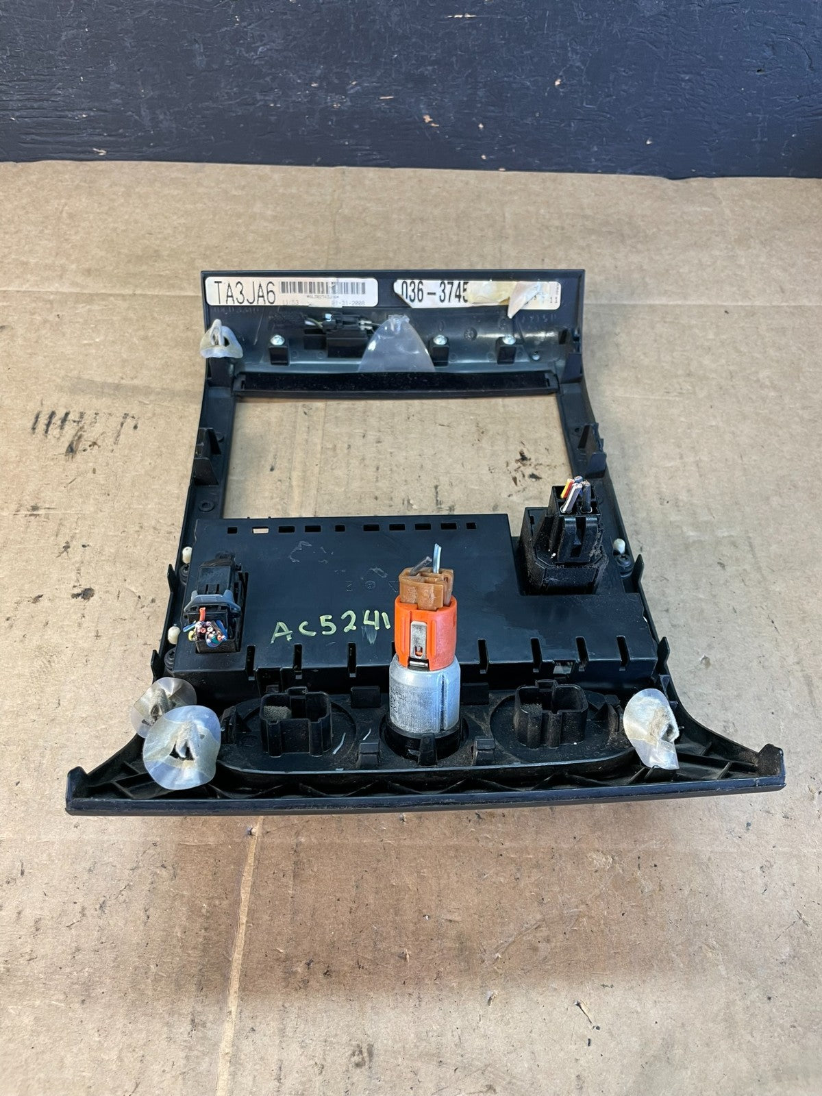 2004 to 2008 Ford F150 Radio Climate Dash Bezel Surround Black ac5241 DG8