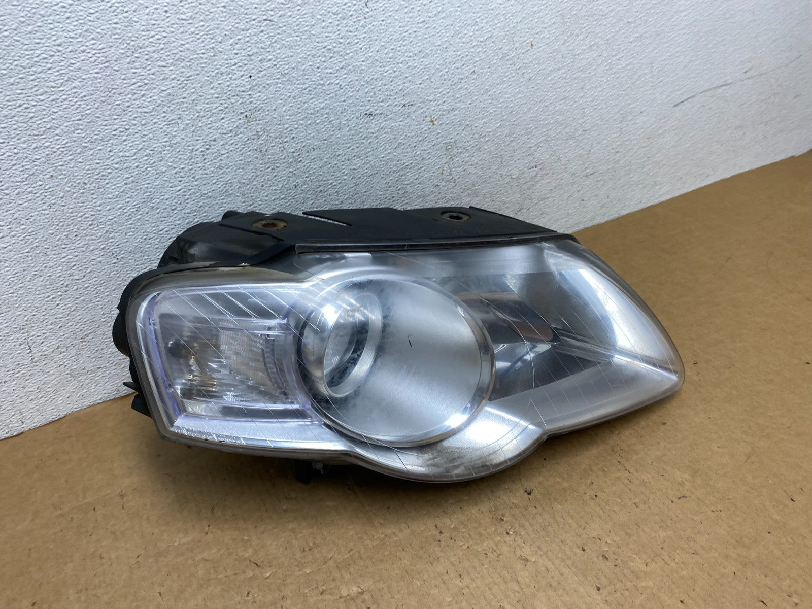 2006-2010 Volkswagen Passat Right Passenger Side Halogen Headlight AD4731 DW2