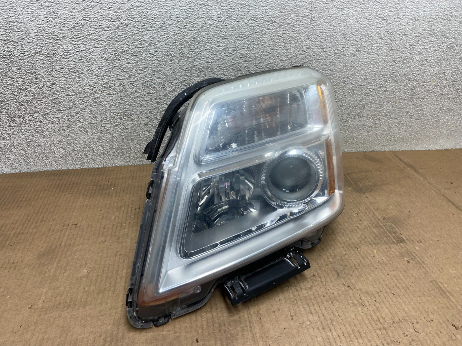 2010 to 2015 GMC Terrain Halogen Left Driver Lh Side Headlight AA6525 DW2